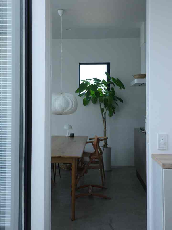 Hello, Ohouse！

はじめまして。Ohouse Ambassador season 6を務めることになりました@______tnoieのchipiと申します。モルタル床の小さな家に夫婦、0歳と2歳の娘ふたり、ねこのはっちゃんで住んでいます。よろしくお願いします。

＿＿＿＿
#roomtour #myhome #cozyhome #interior #マイホーム #インテリア #ペンダントライト  #フロアランプ  #寝室 #ベッドルーム #アクセントクロス #造作洗面台 