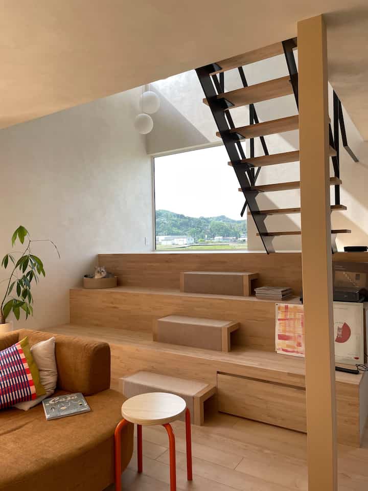 初めまして🐈猫と暮らす癒しのお家です🏡うちのメイン？の大階段です。階段としてだけではなく、エアコンが収納されていたり、PC作業をしたり、収納やキャットタワー、シェルフも兼ねています。階段の下には実は半地下のヌックも🫶たくさんたくさん考えて作ったお家です。
#スキップフロア
#北欧モダン
#猫と家 
#猫がいる暮らし 
