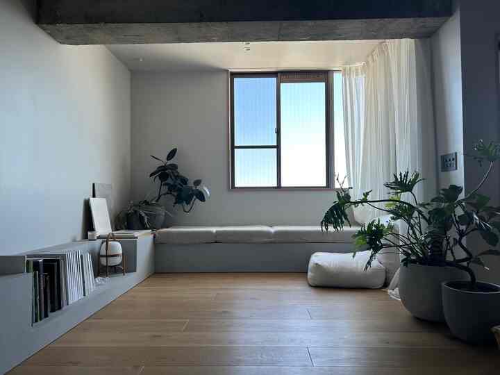 晴れた日は、窓際でゆっくり過ごす。
この季節ならではの心地よい風にあたりながら、温かい紅茶を頂く至福。

#リビング
#窓際
#cozspace
#造作ソファ
#お茶時間
#santaandcole
#kinto