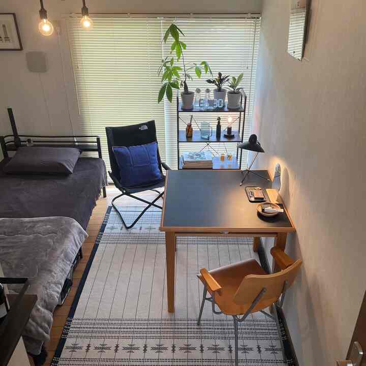 インテリアのベースはミッドセンチュリーです。

キャンプギアのラウンジチェアやエスニック調のラグを敷くことで、カジュアルな雰囲気に仕上げてます🙃

#ミッドセンチュリー
#エスニック 
#キャンプ用品
#thenorthface
#unico
#無印良品