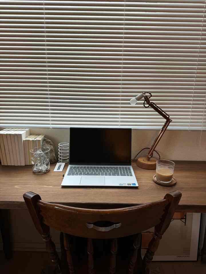 我ながら、ため息の出るようなワークスペース。

#デスク #カウンターテーブル #ワークスペース #間接照明 #ブラインドカーテン #ブックエンド 