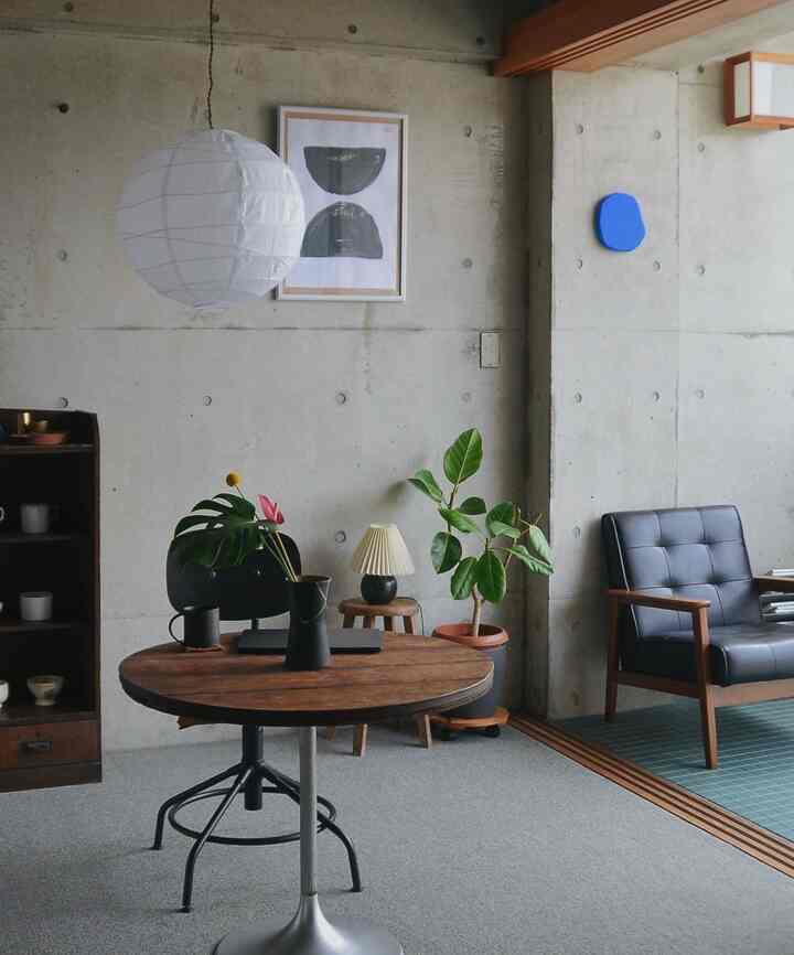 打ちっぱなしコンクリートのお部屋に引っ越して1ヶ月🏡
木目調の古家具が多いので、金属っぽい素材を組み合わせたり、所々にワンポイントになるようなカラーを入れて、"和"になりすぎない、抜け感やポップさ取り入れた空間を目指しています🌞📚

古家具以外、特に色のある家具やインテリア雑貨は、IKEA様によくお世話になっています🛋️🌟

#コンクリート #打ちっ放しコンクリート #部屋作り #古家具 #アンティーク #インテリア #無機質 #雑貨 #IKEA 