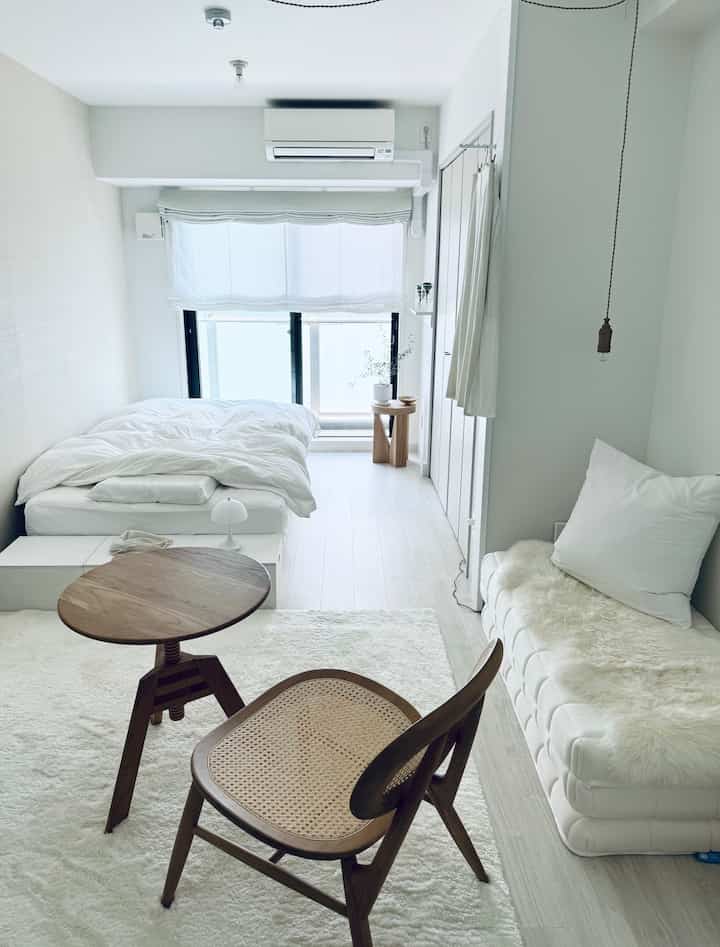 仕事が午前半休だったので
重い観葉植物を動かして　掃除など。
ベッドの位置が変えられないゆえ
基本的なレイアウトは変わらないのだけど

ものが少し増えたり減ったりしながら
まあでも　基本的にこんな感じが落ちつきます。

#シンプリスト
#木の家具
#モダンデザイン
#デザイナーズ
