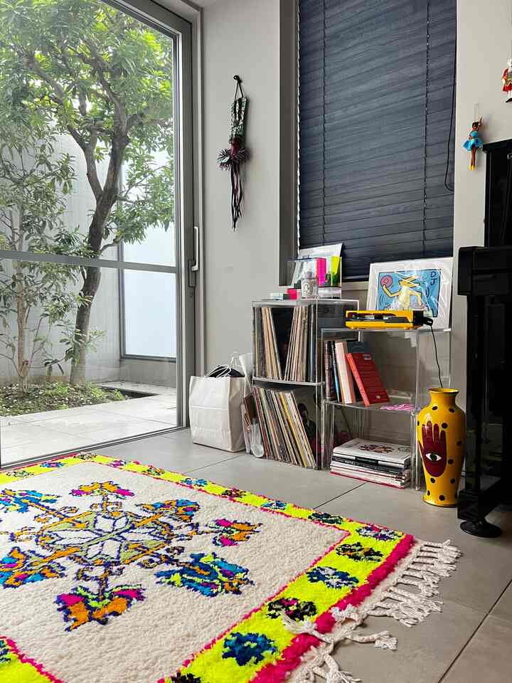 Sebuah piano, piringan hitam, dll ditempatkan di ruang lantai tanah. Desain interior akan lebih menyenangkan jika Anda tidak mempersempit temanya, jadi saya mencoba untuk tidak memikirkan terlalu banyak hal yang berbeda, namun saya akhirnya merangkum semuanya haha.
Permadani mencolok dan dekorasi kulit di dinding dibeli dari Maroko Tiznit.
Cello dan hiasan lainnya dibeli di Wina.
Karya seni Pangeran ditemukan di Essaouira. Bingkainya rusak, jadi saya harus mengembalikannya ke kondisi agar saya bisa menampilkannya dengan benar.

#Interior #インテリアコーディネート #モロッコラグ #ピアノ #アート