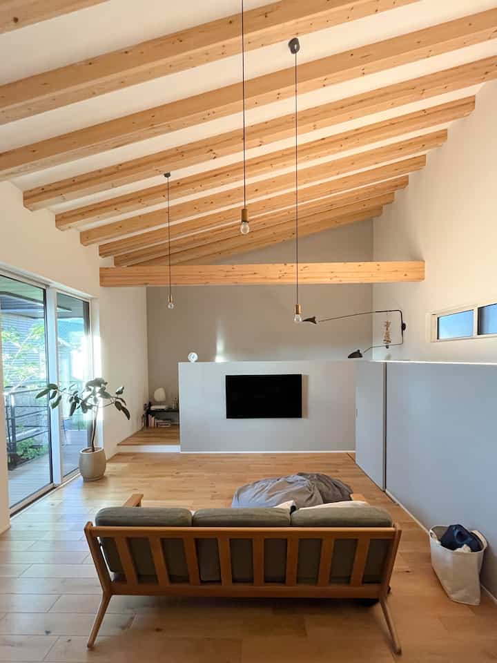 #リビング #リビングインテリア #unico #newlightpottery #フィカスバーガンディ #無印良品 #日当たり #照明計画 #ポーターズペイント #塗り壁 #セルフペイント #あらわし梁 #木造建築 
リビングのようす。
季節や気候、時間帯によって様々な表情を見せてくれます。
いちばん落ち着く場所。帰るところ。