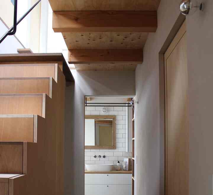 階段や扉、収納などは全て造作です。壁付け水栓とタイル張りの洗面所がお気に入りです。２階から差し込む光の入り方が時間帯によって異なり癒されます。

#造作家具 #建築士とつくる家 #造作洗面所 #壁付け水栓 #タイル