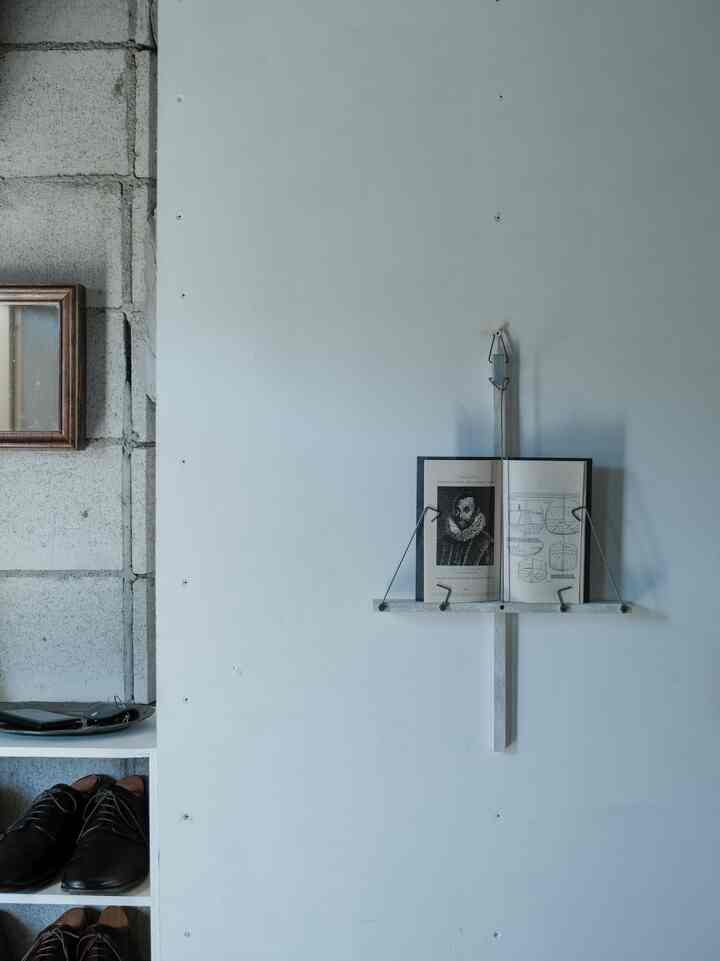 玄関周りのインテリア。カレンダーが渋い。

#interiorstyle #myroom #インテリアデザイン #賃貸 #賃貸インテリア #ひとり暮らし #暮らしの記録 #古道具 #アンティーク #リノベーション #リノベーション住宅 #花のある暮らし 