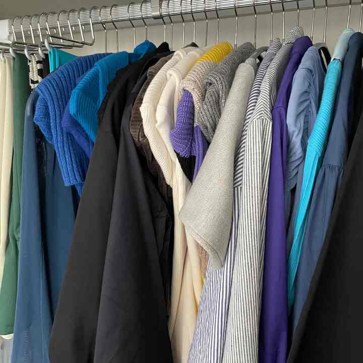 クローゼットはMAWAハンガーのシルバーで統一しています👗 お気に入りの洋服しかないクローゼットは、開けるたびに幸せな気持ちになります😌 #クローゼット #洋服収納