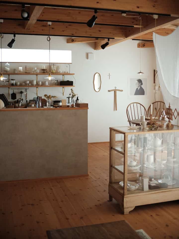 リビングから見えるキッチンダイニング

古道具のガラスケースや布で空間を仕切っています✨

 #リビング #ダイニング #キッチン #アンティーク #古道具 #平屋