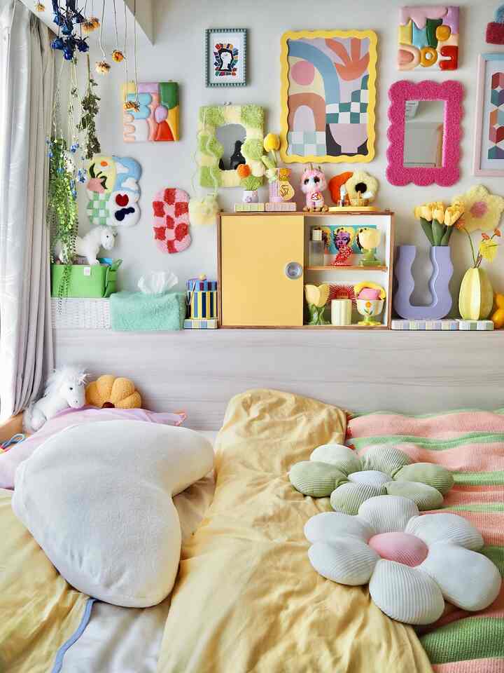 我が家に新しい枕が仲間入りしました🛌
cocochi factoryのYOKONEGU premiumです💛 横寝が楽になった！

#カラフルインテリア #カラフルなインテリア #イエローインテリア #ベッドルーム #ウォールアート