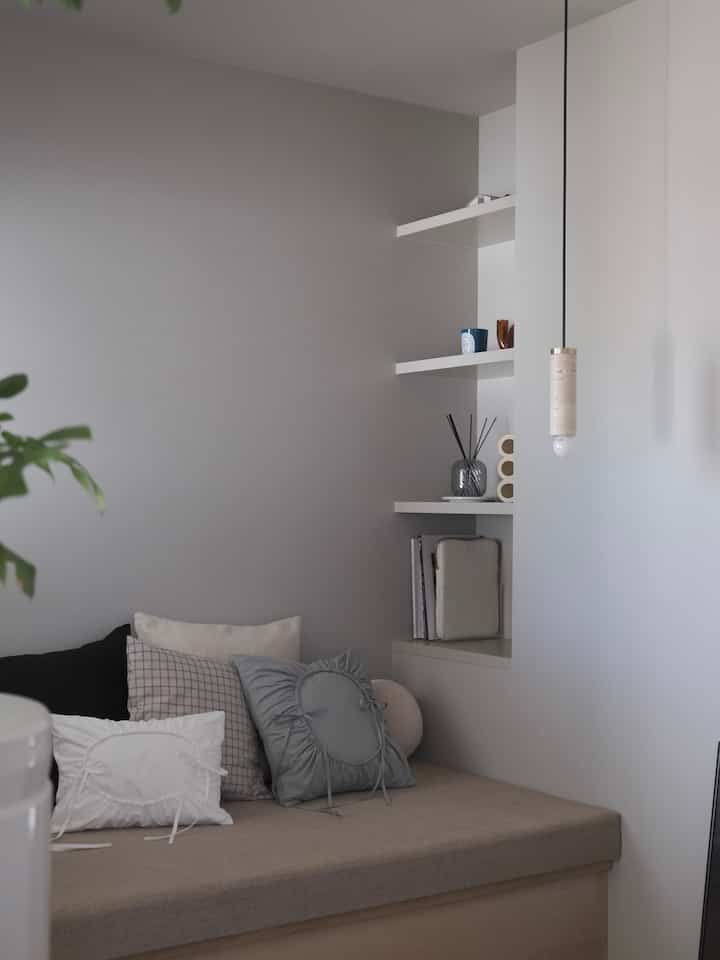 cozy coner🛋️
クッションカバーとディフューザーはDIYしたもの。TILE KIOSKのくるくるタイルはインパクトもあり、少し遊びもありなバランスが好みで本当にお気に入りです🤍

#コージーコーナー #cozycorner #ソファ #ニッチ