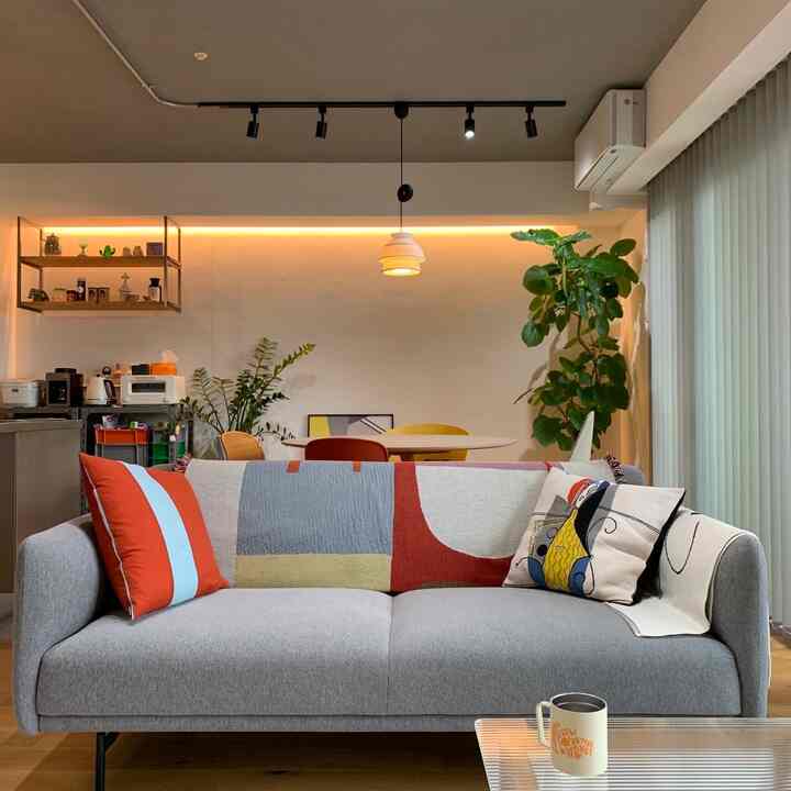 ピカソクッションカバー、色使いはPOPだけど柄は落ち着いていて、締まる感じがしてお気に入り。

6月からも引き続きアンバサダーさせてもらっています🫣今年中に寝室も載せられるように頑張る… 
#ソファのおすすめ #リビング照明 