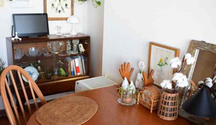 木目調でナチュラルな雰囲気のダイニングルーム、木製のテーブルと椅子、装飾品が配置された温かみのある空間