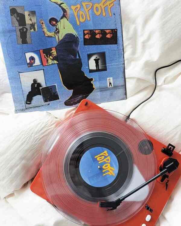 レコードって、ちょっとノイズがあるけど、それがなんか心地いいよね📀

#レコードプレイヤー #ニトリ #無印良品 #一人暮らし部屋 