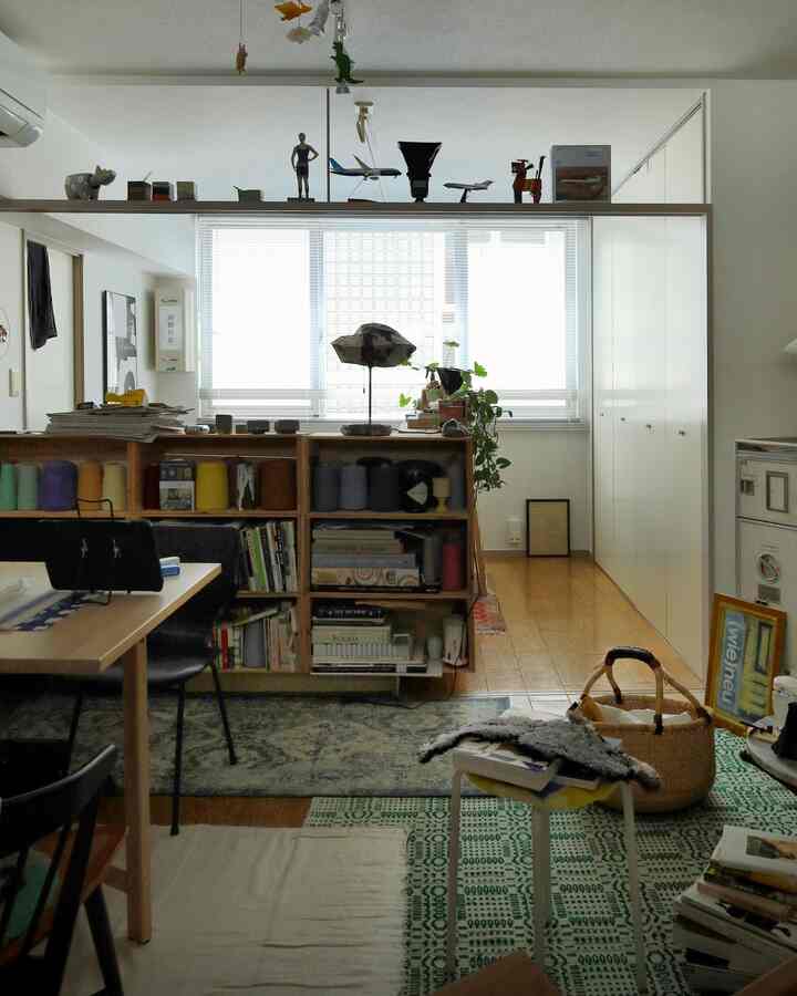 この本棚、りんご箱で1万円ぐらい
ランプもハンドメイド

#DIY #一人暮らし部屋 