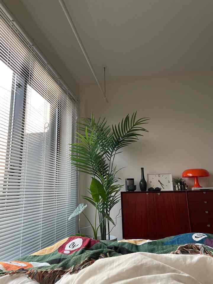 ✔️カーテンをブラインドに変えました。部屋の雰囲気、だいぶ変わりますね。部屋に差し込む朝日が楽しみで、こんな時間に起きてしまいました。普通のカーテンを使っている方、ブラインドにしてみるのオヌヌメです。 
#シンプルホーム #北欧家具 #イサムノグチ