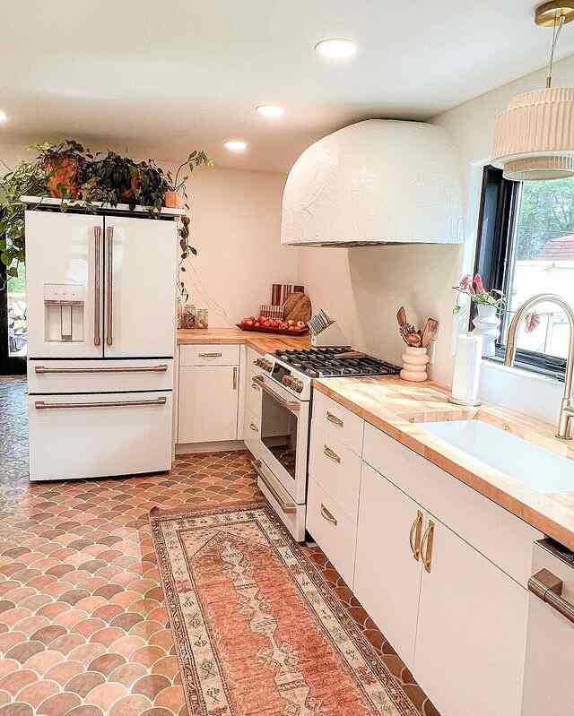 A kitchen with an impressive hood design. 🍽️✨🏡 

Credit : @barrhaus

#KitchenDesign #InteriorGoals #StylishSpaces