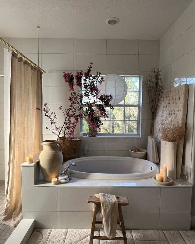 Hanging pendant lamps in the bathroom creates a unique look ✨🚿 

Credit : @beesnburlap

#BathroomDesign #PendantLights #HomeDecor