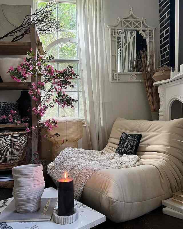 A stunning space with unified white tones and diverse textures. 🏡🤍✨ 

Credit : @beesnburlap

#InteriorDesign #WhiteDecor #TexturePlay