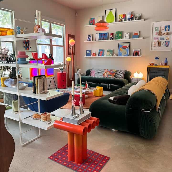 Creating cozy vibes with a splash of color and stylish decor. 🏡💖

Credit: @kaerukeki

#InteriorInspo #LivingRoomDecor #VibrantLiving #HomeStyling #DecorGoals