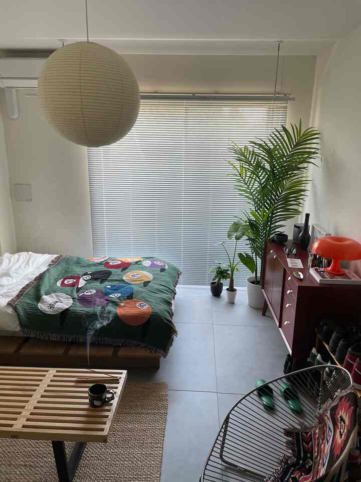 ✔️部屋に入り込む光が美しい。朝日もよかった、夕日はどこか寂しさを感じる、これもよかった。起きるのも暮れるのも楽しみなんて贅沢ですね。
#シンプル #イサムノグチ #北欧インテリア 