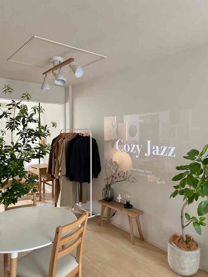 部屋が少しずつ森になっていく🌳🍃
観葉植物と木製インテリアの組み合わせは違いないです！
#木製家具 #観葉植物 #ナチュラルインテリア #北欧インテリア 