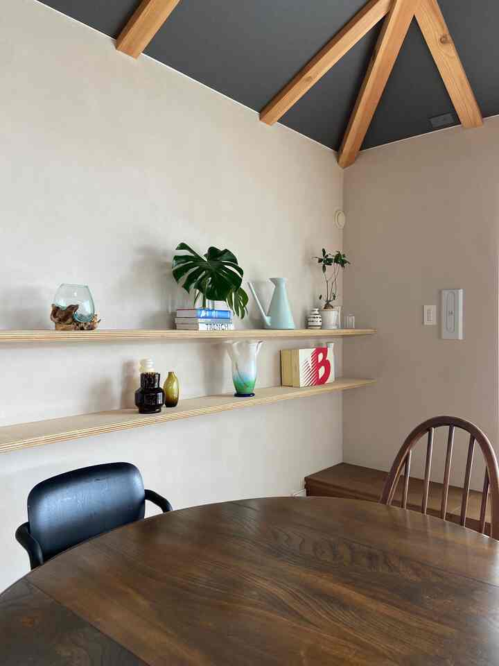 2nd floor living room 🪑
We had a custom-made wall shelf built◎
It's an open space with a large window and skylight.

#Living room #2階リビング #天窓 #アーコール #アーコールチェア #ウォールシェルフ #造作家具 #ダイニングテーブル

