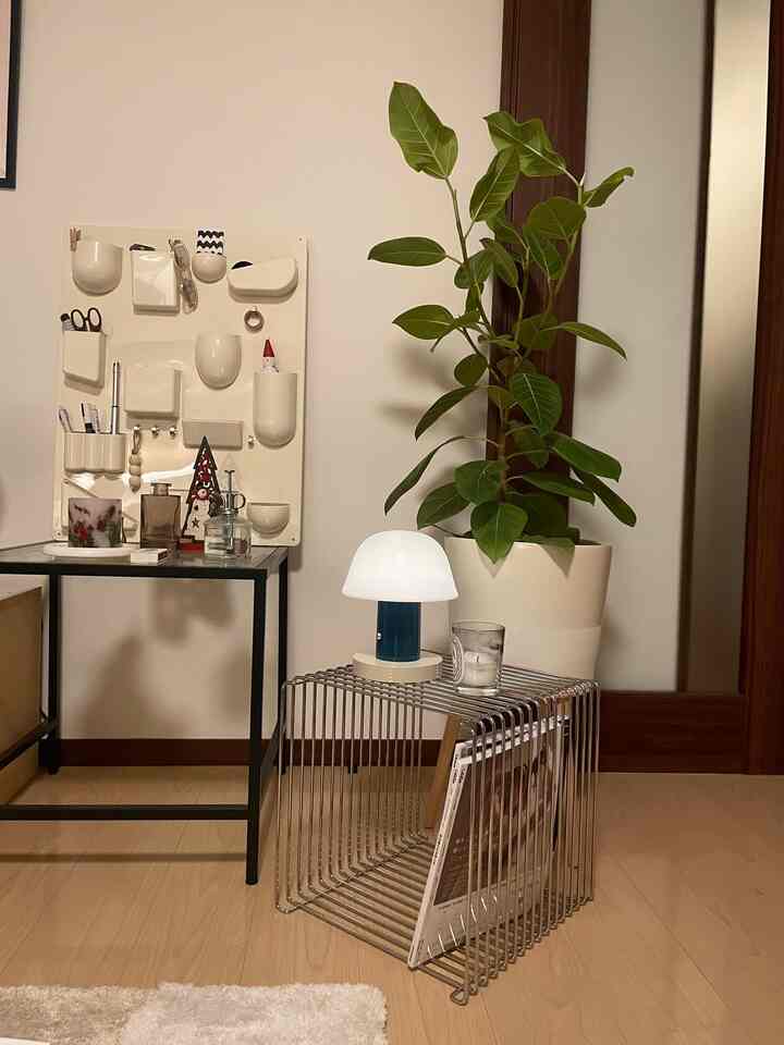 一気に雰囲気が変わるので照明が好きで色々集めています💡
ポータブルランプはあちこち持っていけるので便利！ 

#2ldk賃貸 #2ldkインテリア #2ldk #インテリア #賃貸 #interior #2人暮らし #room #myroom #interiordesign #照明 #ポータブルランプ