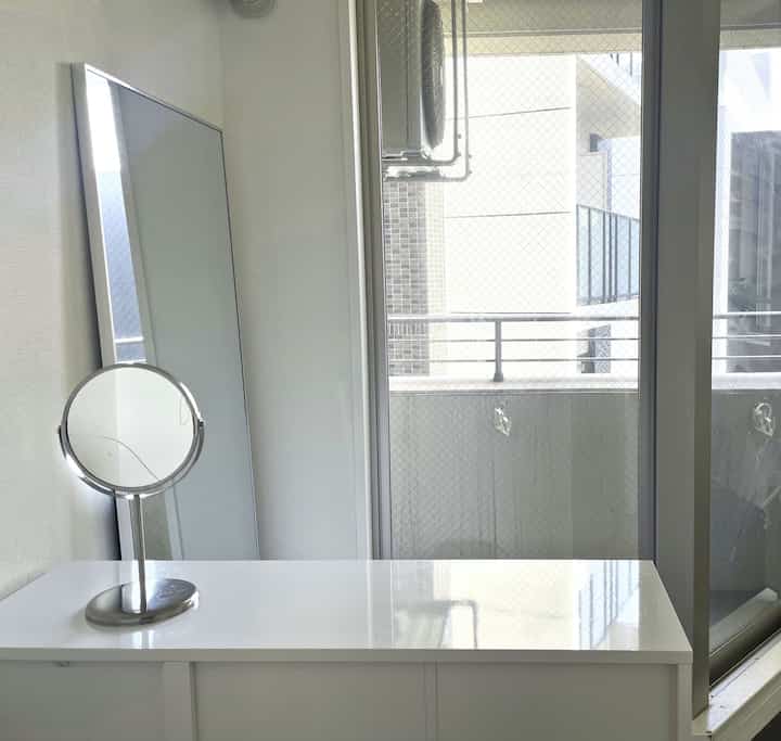 透明感のある場所.
IKEAのミラー猫が落として割れちゃってますごめんなさい…


#IKEA #韓国 #一人暮らし #1K #リビング #白 #ホワイトインテリア #モノトーンインテリア  #モダンインテリア #無機質 #モルタル #フロアシート　