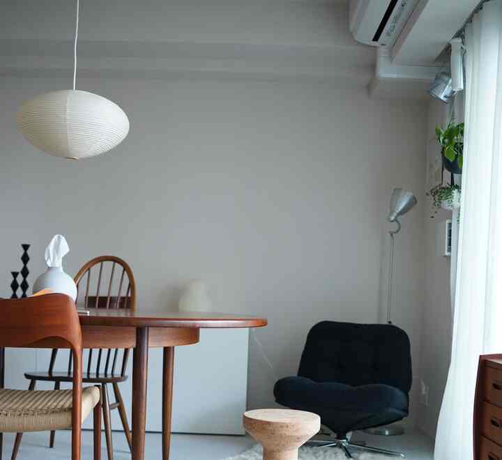 黒とシルバーを持ってくることで、空間が引き締まる。家具の高さはそろえることで、統一感が出る。床と壁は白くすることで、チークが映える。どこに何を配置するのか、インテリアはロジック。

#マンションインテリア #3人と1匹暮らし