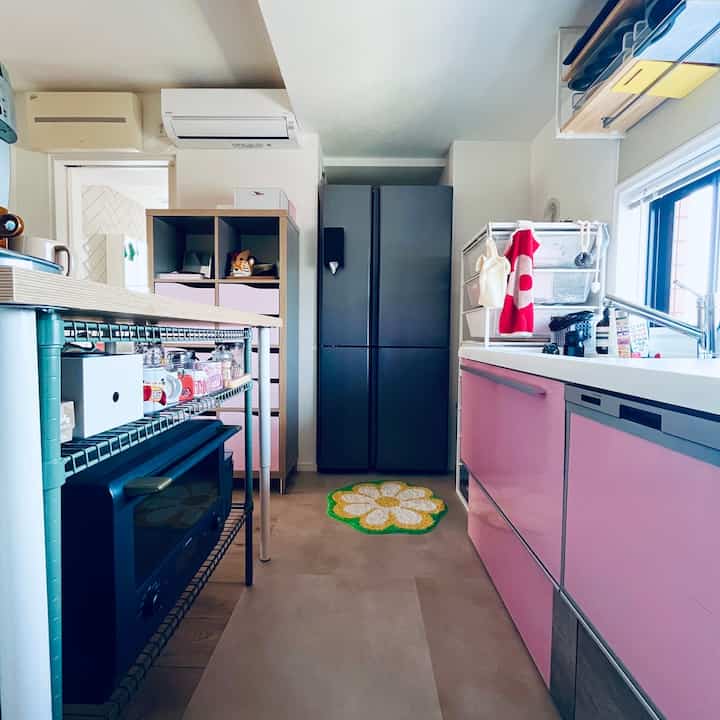 Dapur favoritku.

Ubah dapur abu-abu Anda menjadi merah muda dengan stiker remake...
Tapi saya mogok di tengah dan membiarkannya setengah hati😮‍💨

Dapur harus memiliki jendela,
Saya senang bisa memasak sambil melihat ke luar setiap hari.

Dapur built-in yang penuh dengan produk IKEA 🫣 haha

__________

#ruang tamu #ルームツアー
#kamaranak-anak #roomtour
#rumahku #interior #インテリア
#Furnitur #北欧家具
#Residence #住宅 #renovation
#Renovasi apartemen #リノベーション
#Apartemen bekas #used家具
#desain interior
#Desain Interior #diy #ライフスタイ
#gaya hidup #暮らしを楽しむ
#Apartemen Tokyo #TOKYO #cityboy #citylife
#Rumah tua #myhome #建築