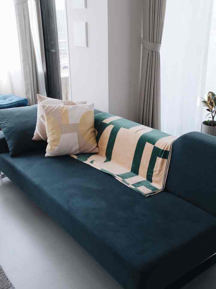 買って良かった〜と思う家具ランキングをつけるなら、絶対トップ３には入る我が家のソファ。ふかふか包み込まれる系ではなく、しっかり反発系で長時間寝落ちしても身体が疲れないのがすごい👏🏻最近買ったブランケットも良い感じにアクセントになってて嬉しい〜🙌🏻
#ブランケット #タオルブランケット#MYTONE