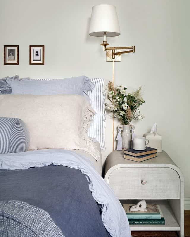A space decorated with white-tone furniture and fabrics 🤍🛋️🌿 

Credit : @bymelroseco

#WhiteDecor #HomeStyling #InteriorDesign