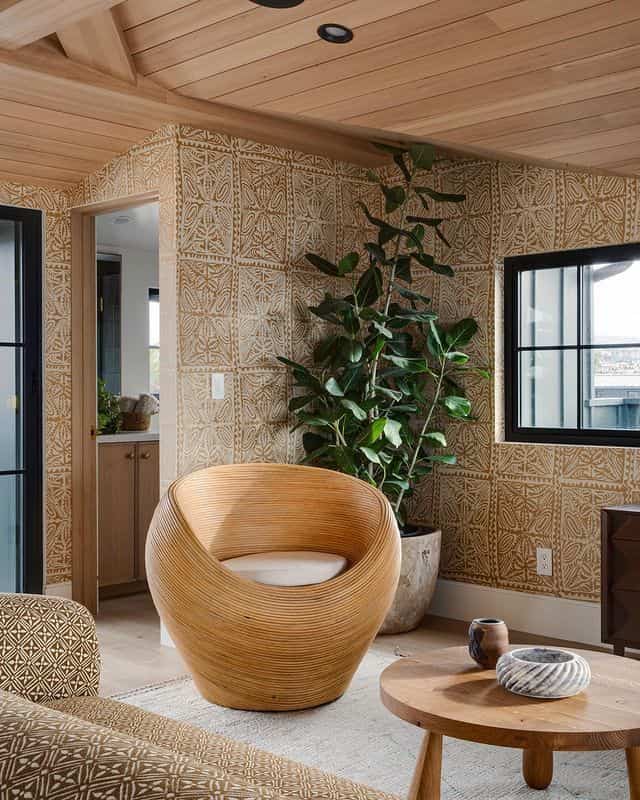 Wooden charm with white walls and a touch of nature. 

Credit: @prairie_interiors

#InteriorDesign #HomeStyle #WoodFurniture #ModernDecor #IndoorPlants