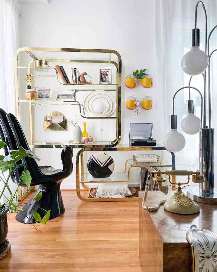 Elegance meets boldness ✨🖤 Loving this chic corner featuring our standout hand-shaped chair.

Credit: @michellemoskalenko

 #InteriorDesign #StylishLiving