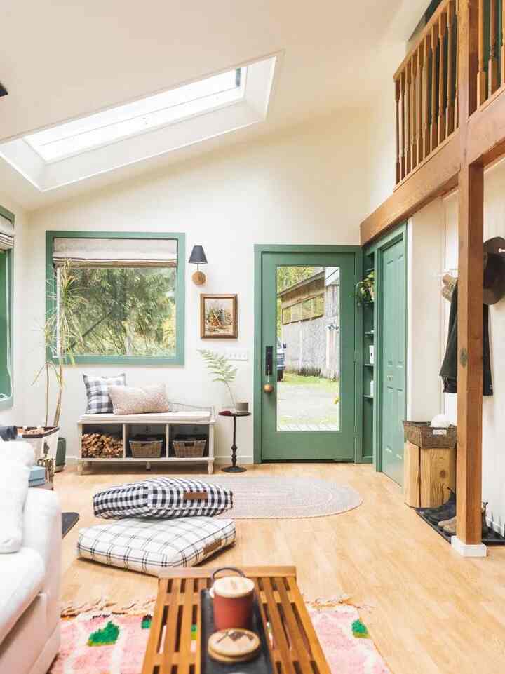 A small skylight brightens up the space 🌞🏡

Credit : @jojotastic

#Skylight #HomeInterior #CozyLiving"