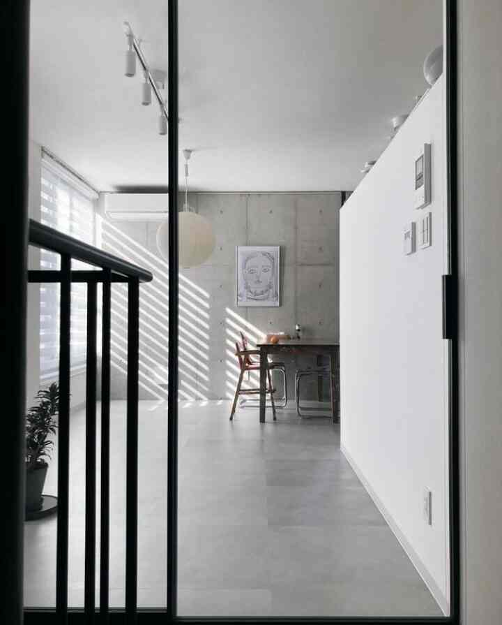 Ruang tamu melalui pintu tamu
Cahayanya bersinar di siang hari dan rasanya enak ☀️

Saya berencana menambahkan warna pada sofa dan selimut, tapi saya tidak tahu kapan itu akan terjadi...! 🫣

Terima kasih atas dukungan Anda 🕊️

#Interior apartemen
#konkret
#인테리어
#홈인테리어
#집인테리어
#우리집
#집스타그램
#하우스그램
#리빙
#거실
