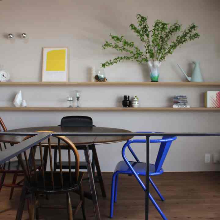 リビングから見たダイニング。ナイジェル・ピークの2022年フランスでの展示ポスターは我が家が完成した年ということもあり思い入れがあります。

#ナイジェルピーク #アーコール #アーコールテーブル #アーコールチェア #ウォールシェルフ #造作家具 #建築士とつくる家