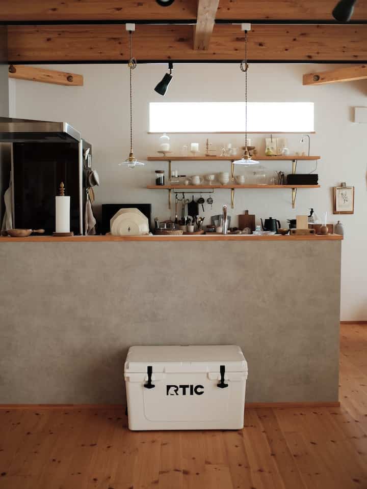 キャンプ終わり片付け中のキッチン！

#キッチン #飾り棚 #食器棚 #リビング #ダイニング #アンティーク #古道具 #平屋