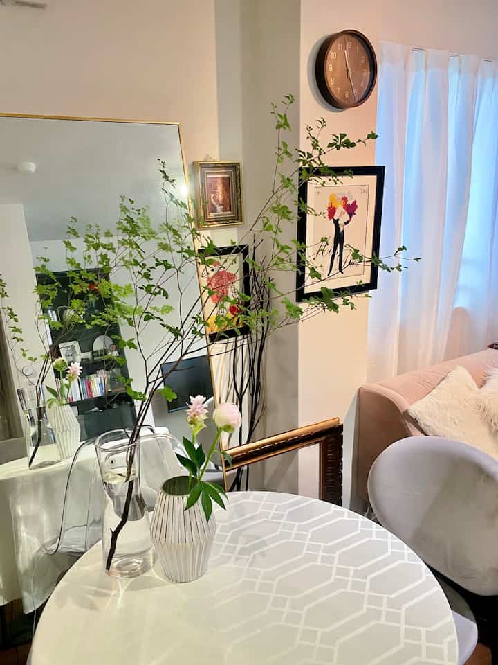 ダイニングテーブルに大きなドウダンツツジ。
ピンク×グリーンが可愛いコーディネート🩷

#ドウダンツツジ #花瓶 #花瓶・フラワーベース #シャクヤク #カリガリス #modaencasa #ピンク #グリーン 