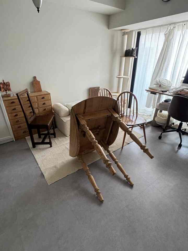 
家具をひっくり返して脚についてる埃を掃除🧹

みんなひっくり返してたら可愛く見えて来た🤣

#アンティークインテリア #ラウンドテーブル #丸テーブル #狭い部屋 #狭い部屋のインテリア  #床diy #モルタル床 #洗えるラグ #キャットタワー #ホワイト #ヴィンテージ