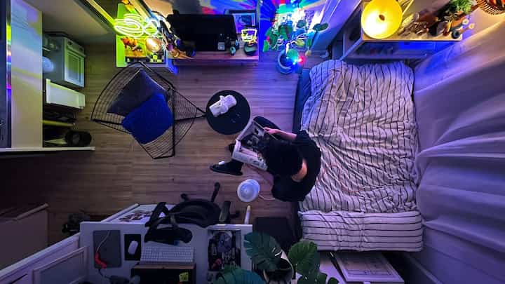 Dark tone and natural color 6畳 studio apartment featuring desk, bed, and floor lamp in a Mid-Century Modern style space