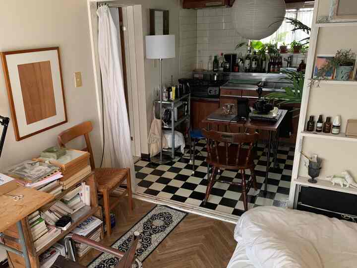 自然な色調とモダンなキッチンが調和するコンパクトなワンルームリビング