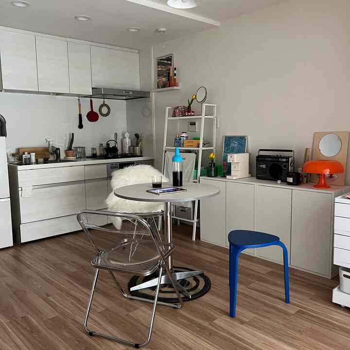 壁奥にIKEAのエーケト棚を置きました。
これの組み立ては一人でするものでないなぁ。
だんだんキッチンが騒がしくなってきました！

#キッチン #リビング #韓国風 #韓国インテリア #IKEA家具 #キッチンインテリア #ホワイト家具 