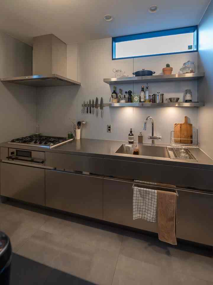 我が家のキッチン空間
壁面を有効活用した壁付けキッチン。

令和のこの時代対面キッチンが主流となっている中、壁面を有効活用できる壁付けキッチンは、私達夫婦が計画当初からやりたかった事です♪ 

ステンレスシェルフには、照明器具がついてるので、手元灯の役割りを果たしてくれます♪ 

#キッチン  #キッチン空間 #ステンレスキッチン #サンワカンパニー
#グラッド45 