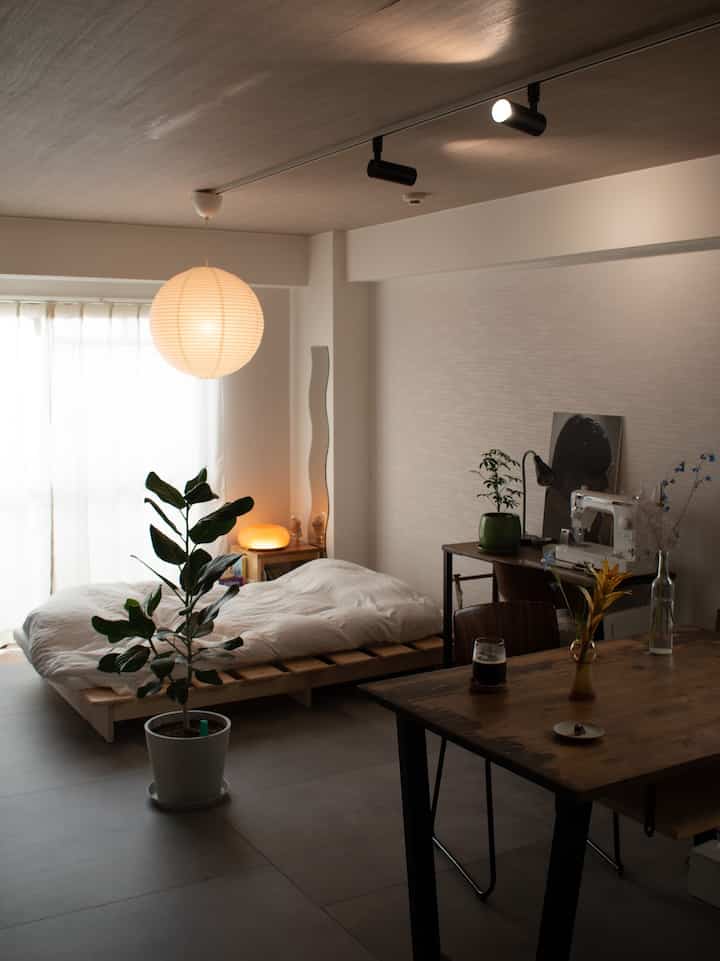 Pagi yang dipenuhi aroma bahagia kopi seduh ☕️
　　
#Jepang modern #和モダンインテリア #Japaneseroom #Japaneseinterior #papershade #smarthome #観葉植物 #珈琲 #フロアタイル #HAY #IKEA #KANADEMONO #京都暮らし