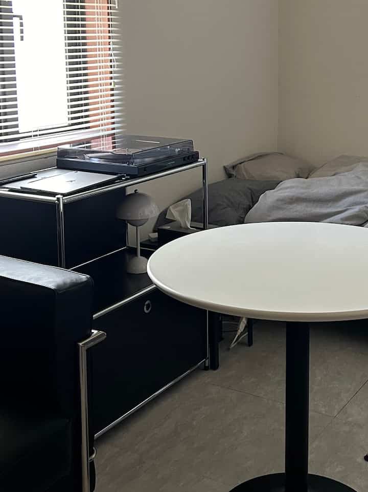 market bで購入したモジュール家具かわいい^ ^

#丸テーブル #モジュール #モジュール家具 #ラック #棚 #モノトーン #モノトーンインテリア #無機質