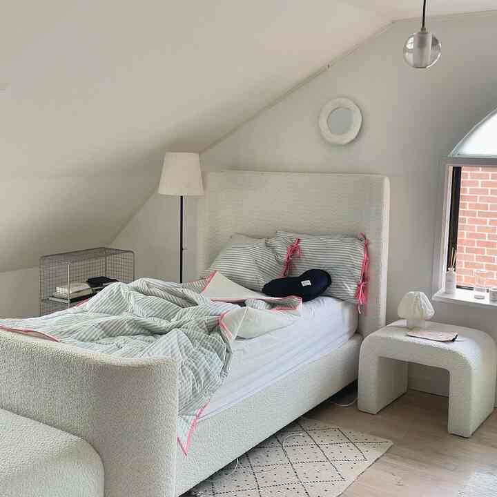 今天気は本当に夏⛅️ 

ランチタイム！天気がいいから、素敵な我が家の寝室を見直す.. 🤍 
ビビホームシグネチャービビベディングパターンはサマーベディングです 
夏寝具に交換してくれました！ 

水色の縞模様の袋の枕カバーピンクのリボン..💗 
最近流行一度に合わせて完璧なディジャンベディングではないか！  #여름침구 #여름베딩 #비비썸머베딩 #창틀선반  #시어서커 #호텔침구 #침실인테리어 #침실스타일링 #침실꾸미기 #스트라이프침구 #리본침구 #리본 #bedding #beddingset 