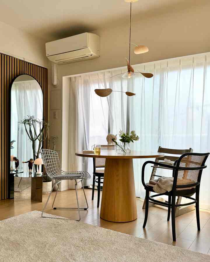 窓辺はダイニングスペース。
ラウンドのテーブルがレイアウトに動きをだしてくれて、気に入ってる。

⁂

⁂

 #ダイニングテーブル #ダイニングチェア #ダイニング照明  #アーチミラー #ルーバー