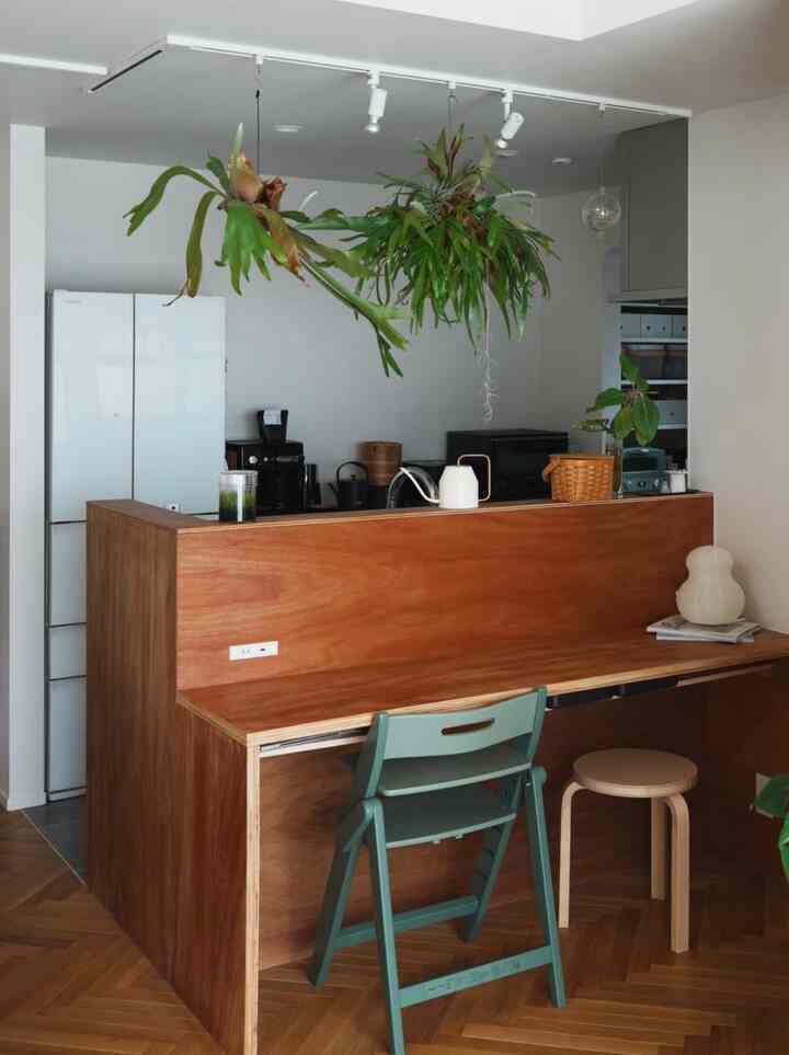 Meja dapur terbuat dari kayu lauan
Aku kesulitan menentukan warnanya, tapi aku menyukainya 😊

Saya menyimpan 👶🏻 kursi anak yang rencananya akan saya gunakan mulai sekarang.

#Lawan #スツール #キッチンカウンター
#Vikakakufern #観葉植物 #キッチン #子供椅子